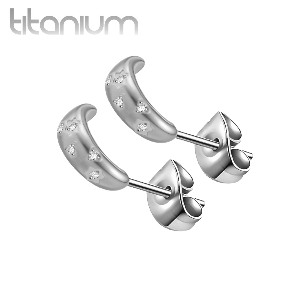 עגילי סטד מטיטניום - קשת עם קריסטלים לבנים